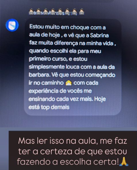 Print de mensagem de aluna durante a aula ao vivo: "A Sabrina faz muita diferença na minha vida... Hoje está top demais."